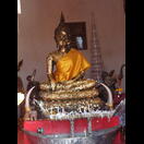Die Buddhastatue in dem kleinen Tempel